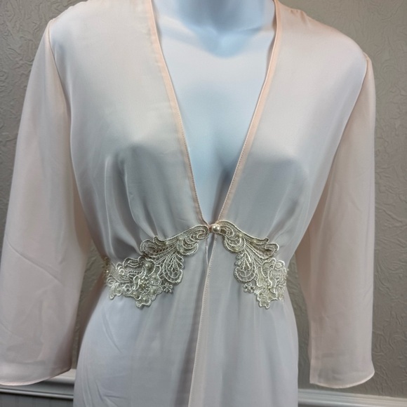 Blossom Intimates Elegant light Pink Lace Trim Robe Size Medium - Picture 2 of 10
